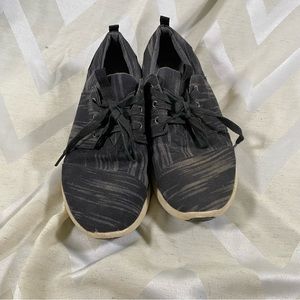 Black pattern Toms